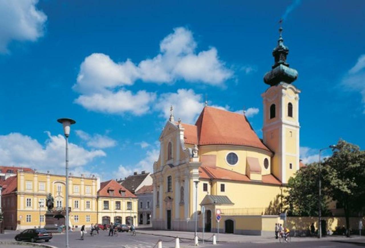 Centrum Apartman With Free Parking Gyor Exterior photo